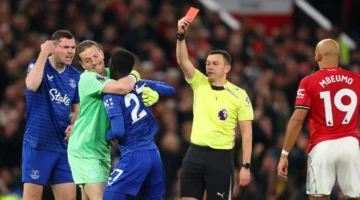 طرد نجم إيفرتون بعد صفع زميله أمام مانشستر يونايتد